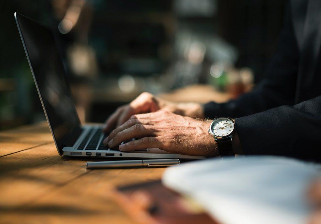 people, man, hand, office, laptop -2564955.jpg